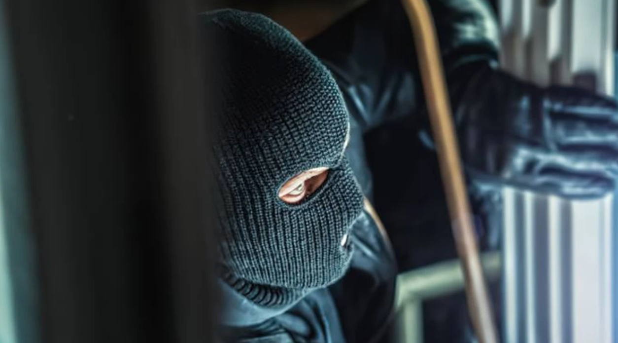 Nën kërcënimin e armës, grabitet një shtëpi në Pejë – vidhen ari e para të gatshme