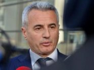 Koci: Kam informacione se një bashkatdhetar u arrestua në Serbi me pretekstin se kishte emblemën e UÇK-së në veturë