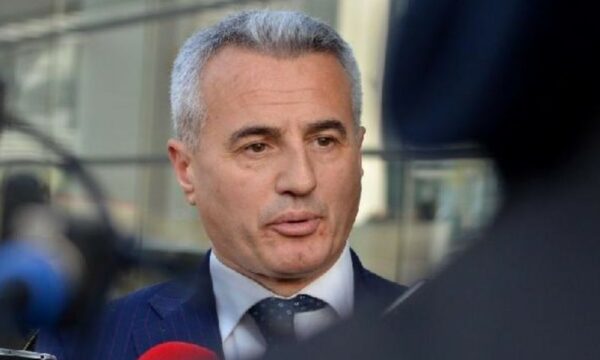 Koci: Kam informacione se një bashkatdhetar u arrestua në Serbi me pretekstin se kishte emblemën e UÇK-së në veturë