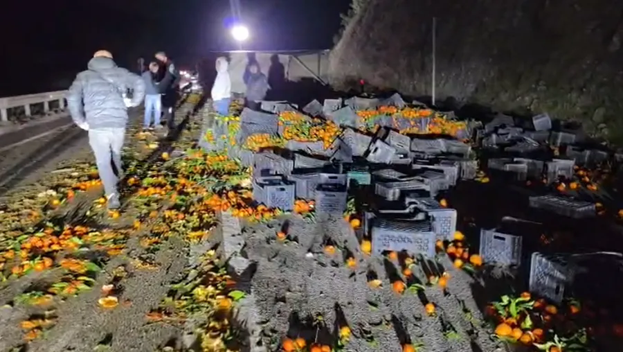 Përmbyset kamioni në mes të rrugës, lëndohet shoferi – frutat mbulojnë rrugën