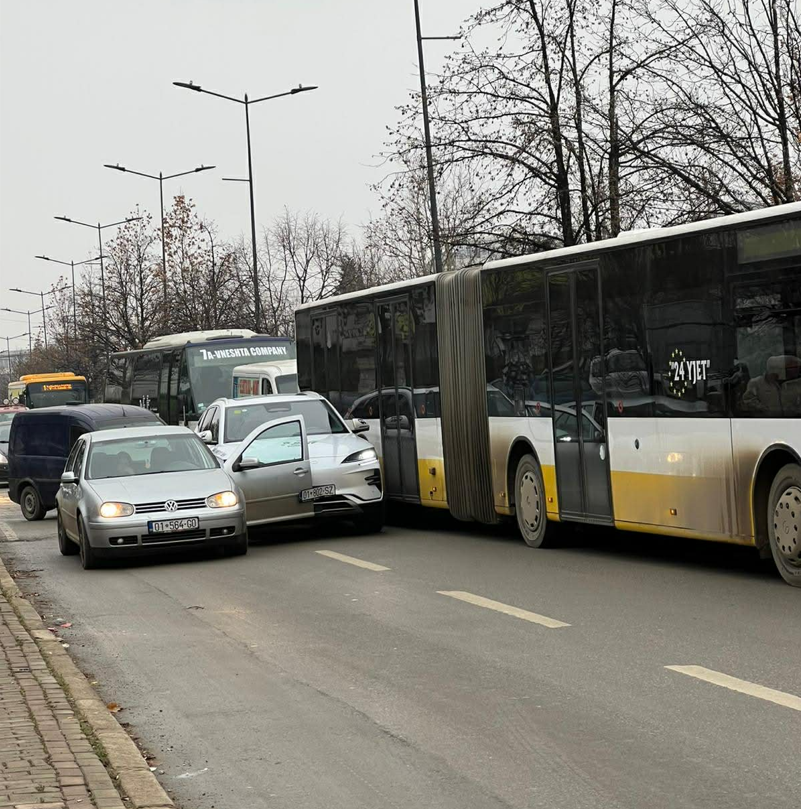 Aksident tek Menza e Studentëve – Bllokohet komunikacioni