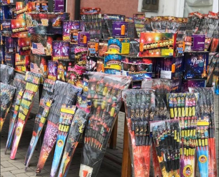 Vidhen mjete piroteknike në mitrovicë, dëmtohet pronari rreth 1500 euro