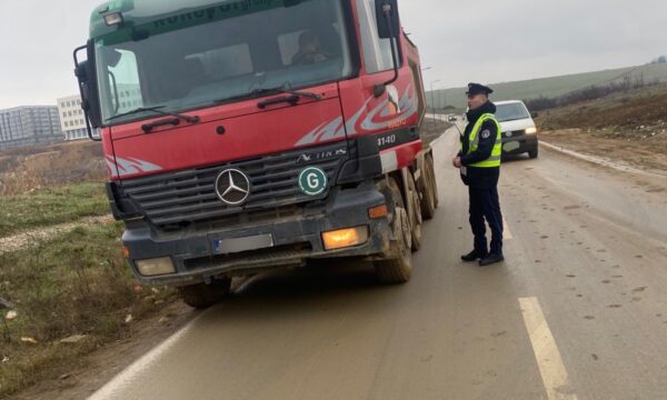 Përlloçën rrugët derisa po bartnin dhe, kompanitë gjobiten me 1000 euro dhe obligohen t’i pastrojnë rrugët