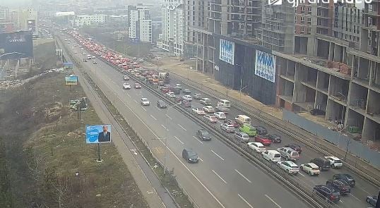 “Bllokadë” në Veternik, krijohen kolona kilometrike