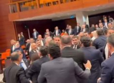Përleshje midis deputetëve të Erdoganit dhe anëtarëve të opozitës në parlamentin turk