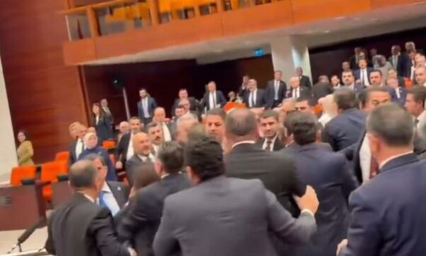 Përleshje midis deputetëve të Erdoganit dhe anëtarëve të opozitës në parlamentin turk