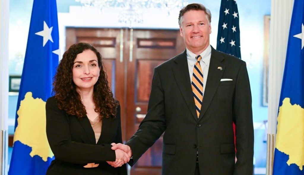 Osmani takohet me Landau: Në fokus dialogu Kosovë-Serbi dhe forcimi i partneritetit dypalësh