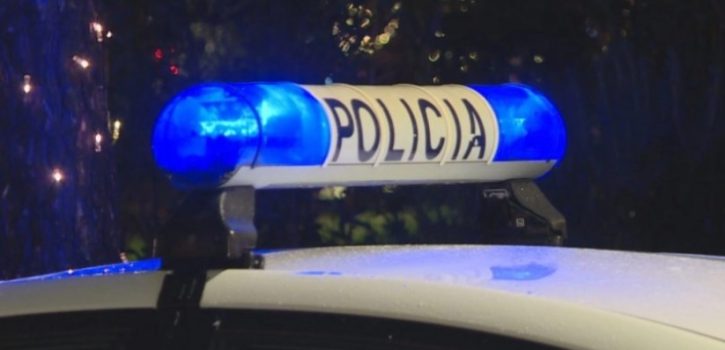 Molotov drejt Kryeministrisë në Tiranë, lëndohen dy policë