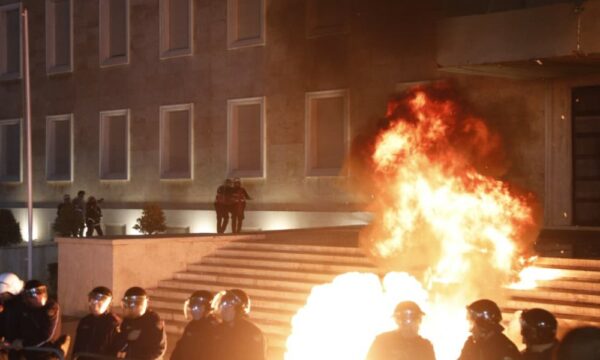 4 të plagosur në protestën mbrëmshme në Tiranë – Lëndohen një qytetar, fotografi dhe dy policë