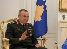 Komandanti i KFOR-it: Situata në Kosovë është e qetë, por ende e brishtë