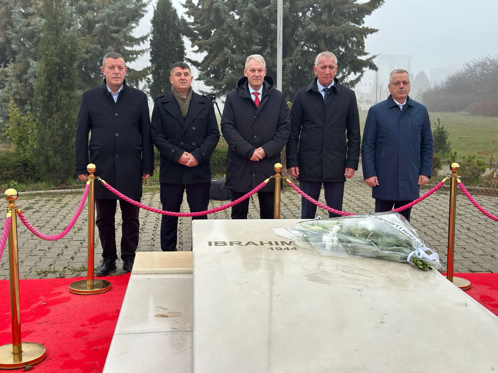 Xhafer Gashi nderon Dr. Ibrahim Rugovën në 36-vjetorin e themelimit të LDK-së