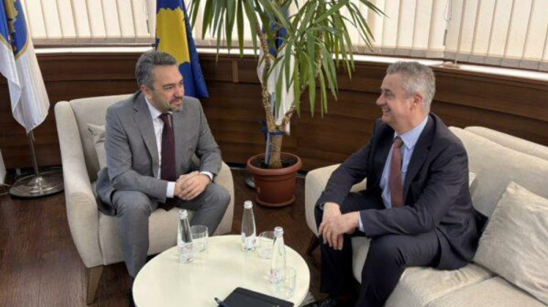 Ambasadori britanik takohet me kryetarin e KQZ-së: U impresionova nga profesionalizmi i stafit