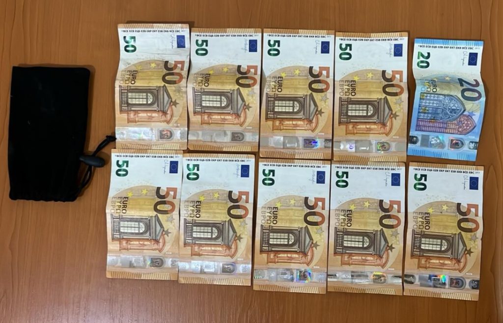 Ferizajasja gjen 470 euro në tokë, i dorëzon menjëherë në Polici
