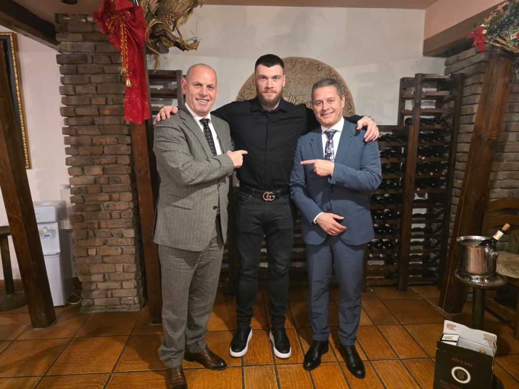 Lladrovci në Lezhë merr pjesë në shpalljen e boksierit Uldeda “Qytetar Nderi”