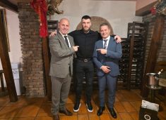 Lladrovci në Lezhë merr pjesë në shpalljen e boksierit Uldeda “Qytetar Nderi”