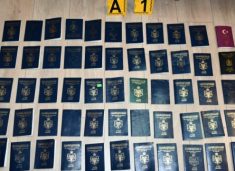 Arrestohen dy të dyshuar për kontrabandim me migrantë, nga të cilët njëri udhëheqës i grupit kriminal