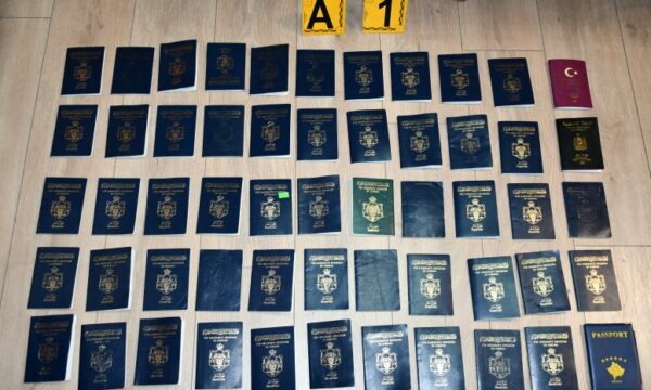 Arrestohen dy të dyshuar për kontrabandim me migrantë, nga të cilët njëri udhëheqës i grupit kriminal