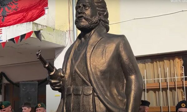 “Adem Jashari në Fier” -Statuja e heroit legjendar vendoset në oborrin e një shkolle