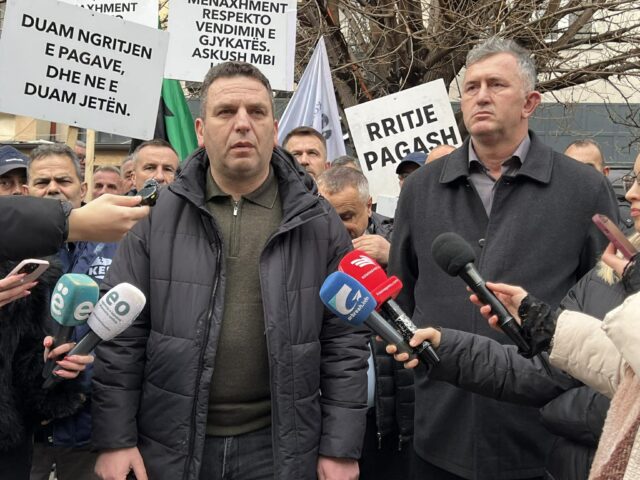 Punëtorët e KEK-ut protestojnë, demantojnë deklaratën e Kryeshefit për pagat