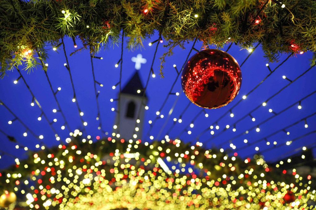 Presidentja uron Krishtlindjen: Le të na bashkojë tradita jonë e respektit, solidaritetit dhe e mikpritjes