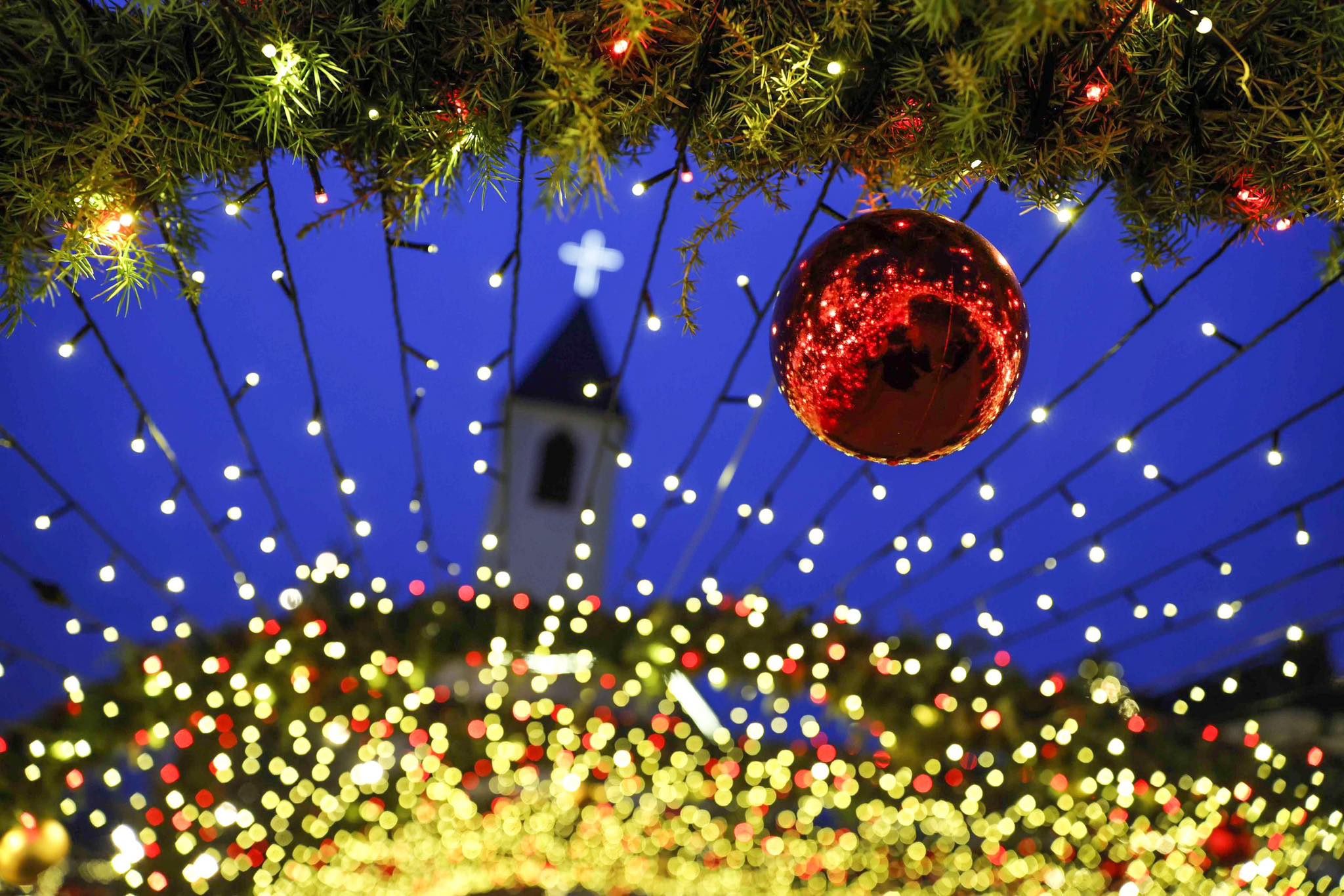 Presidentja uron Krishtlindjen: Le të na bashkojë tradita jonë e respektit, solidaritetit dhe e mikpritjes