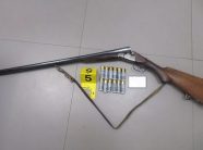 Arrestohet një 73-vjeçar në Drenas, dëmtoi orendi në tri shtëpi, policia i gjeti edhe armë