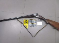 Arrestohet një 73-vjeçar në Drenas, dëmtoi orendi në tri shtëpi, policia i gjeti edhe armë