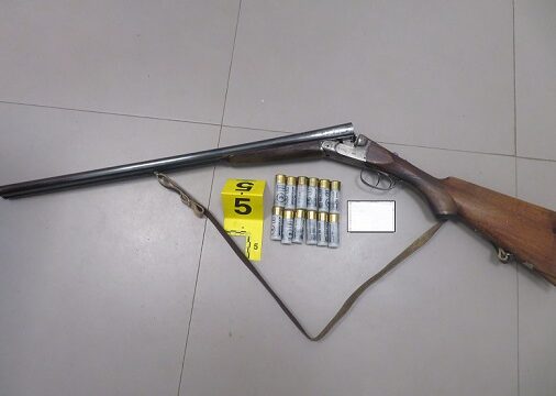 Arrestohet një 73-vjeçar në Drenas, dëmtoi orendi në tri shtëpi, policia i gjeti edhe armë