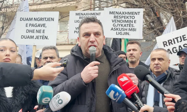 Protestojnë punëtorët e KEK-ut, kërkojnë paga 1100 euro dhe përmirësim të kushteve të punës