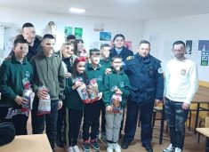 Policia e Kosovës shpërndan dhurata për fëmijët në Mitrovicë të Veriut