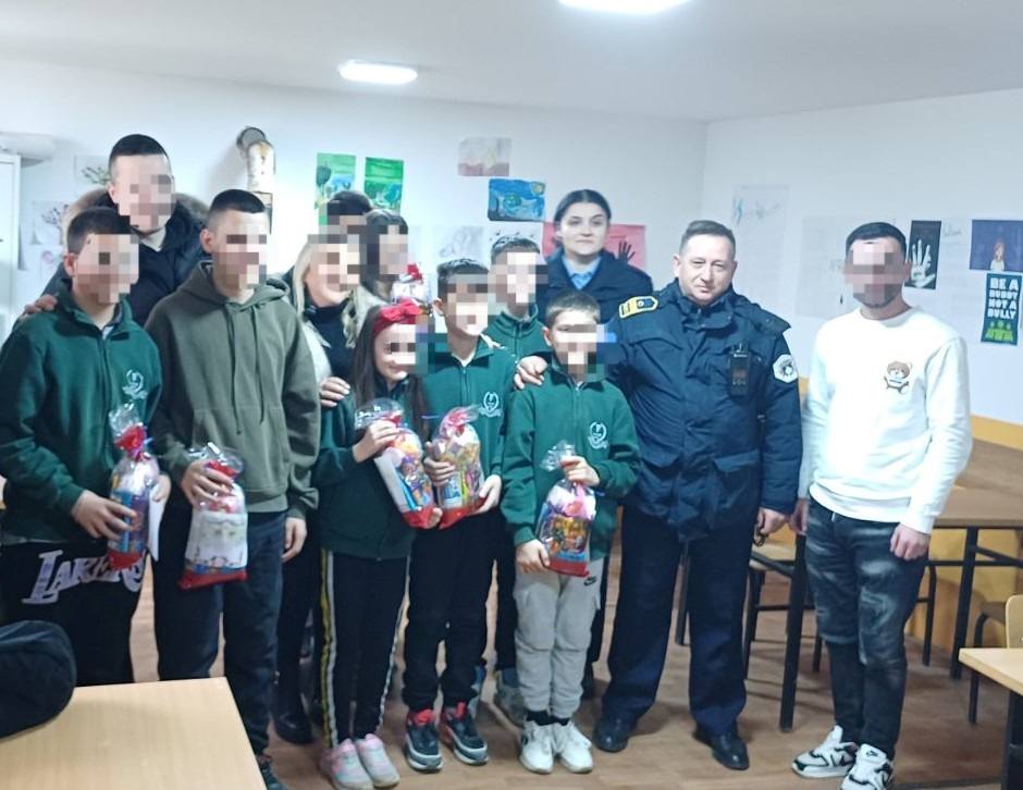 Policia e Kosovës shpërndan dhurata për fëmijët në Mitrovicë të Veriut