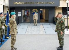 Komandanti i KFOR-it pret shefin e ushtrisë shqiptare, flasin për sigurinë në Kosovë e rajon