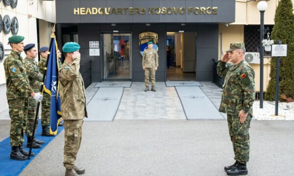 Komandanti i KFOR-it pret shefin e ushtrisë shqiptare, flasin për sigurinë në Kosovë e rajon