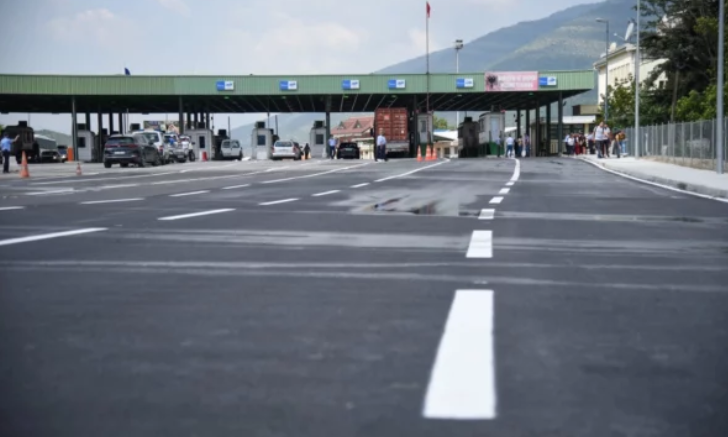 Afro 1 orë pritjet e mërgimtarëve për të hyrë në Kosovë