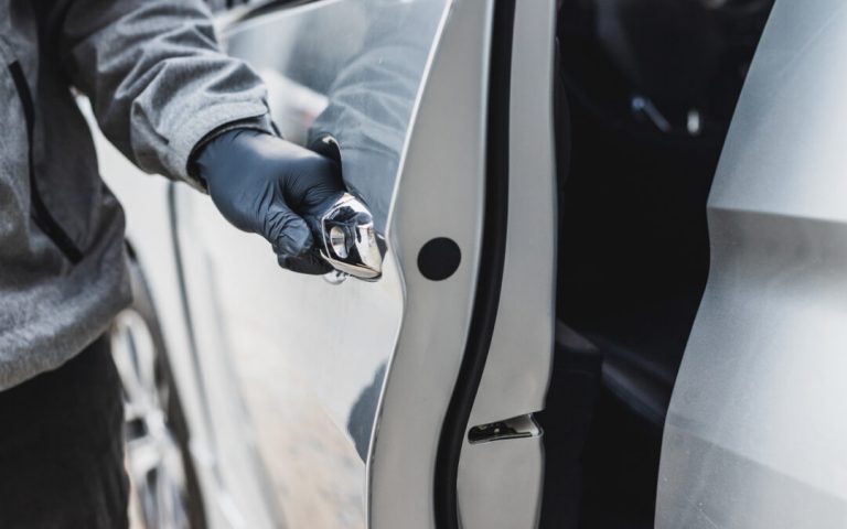 Thyhen shtatë vetura në parkingun e një objekti në Fushë Kosovë