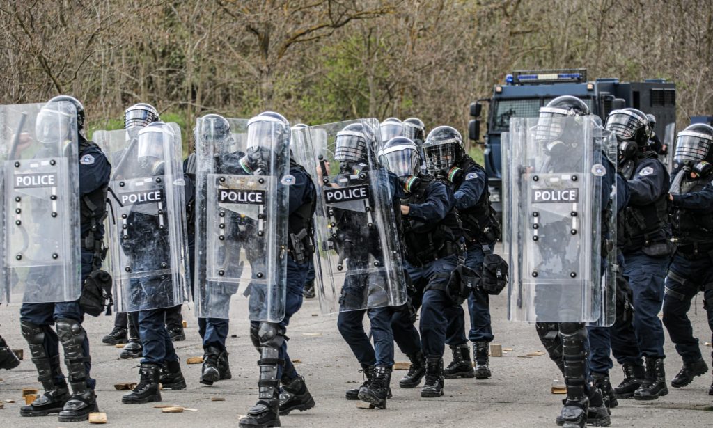Policia e Kosovës në bashkëpunim me OSCE-në certifikon 18 instruktorë si ekspert për armë zjarri