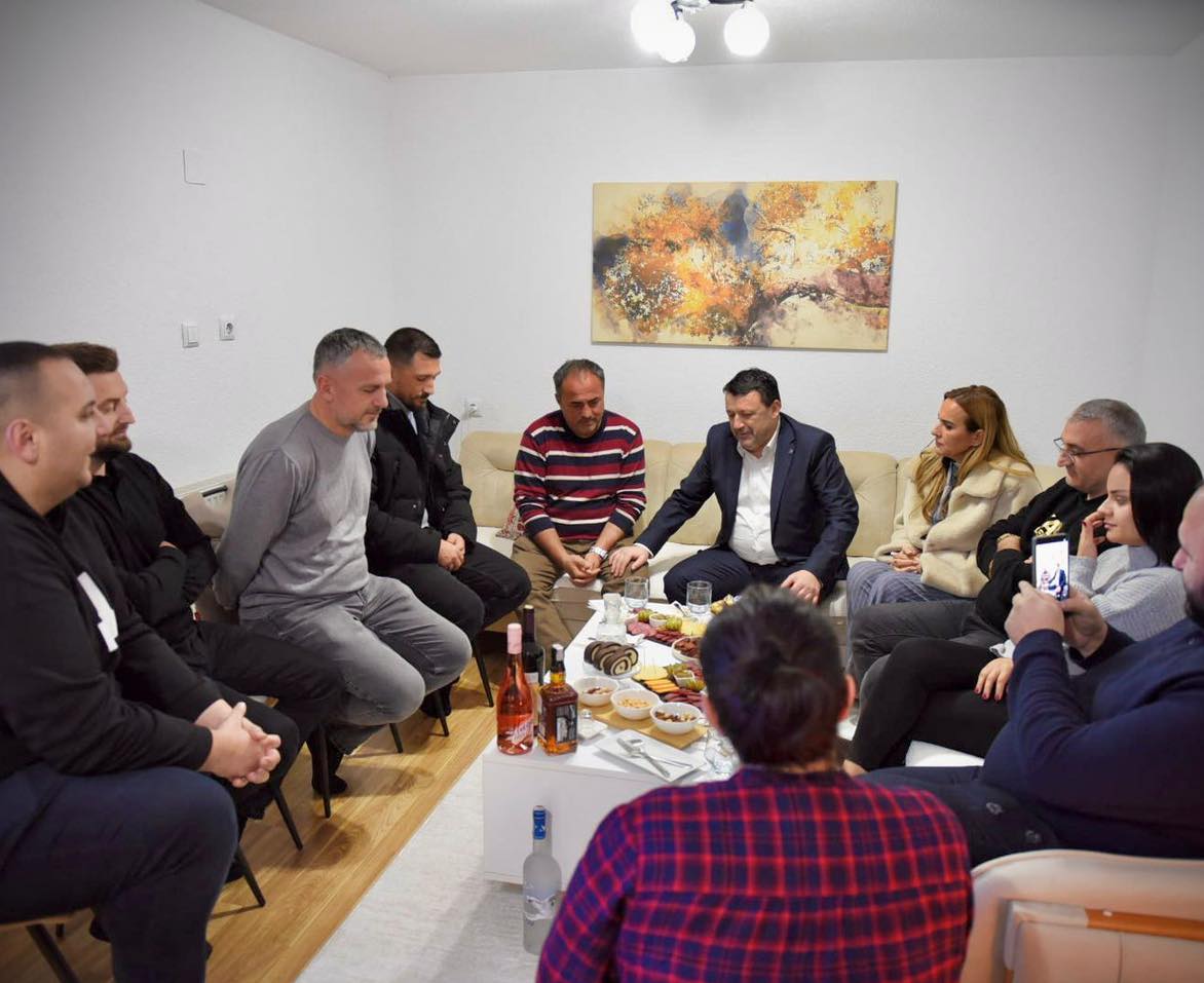 Hajdar Beqa uron Krishtlindjet nga familja Marku