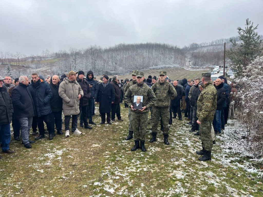 Pa praninë e djalit, varroset babai i Salih Mustafës