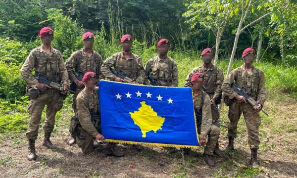 Pjesëtarë të FSK-së kthehen pas trajnimit me britanikët në xhunglat e Belizes, i pret komandanti