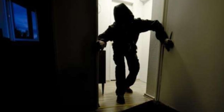 Hajnat hyjnë në një shtëpi në Dubravë të Suharekës, vjedhin para e stoli ari