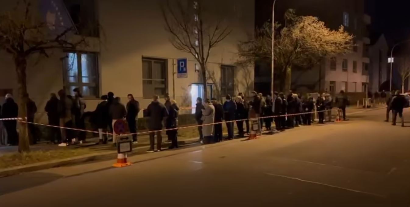 Mërgimtarët duke pritur në radhë në Cyrih për të votuar, Gërvalla publikon pamje