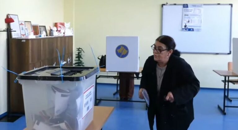 Bashkë me nënën voton kandidati i AAK-së për Kryeministër, Ramush Haradinaj