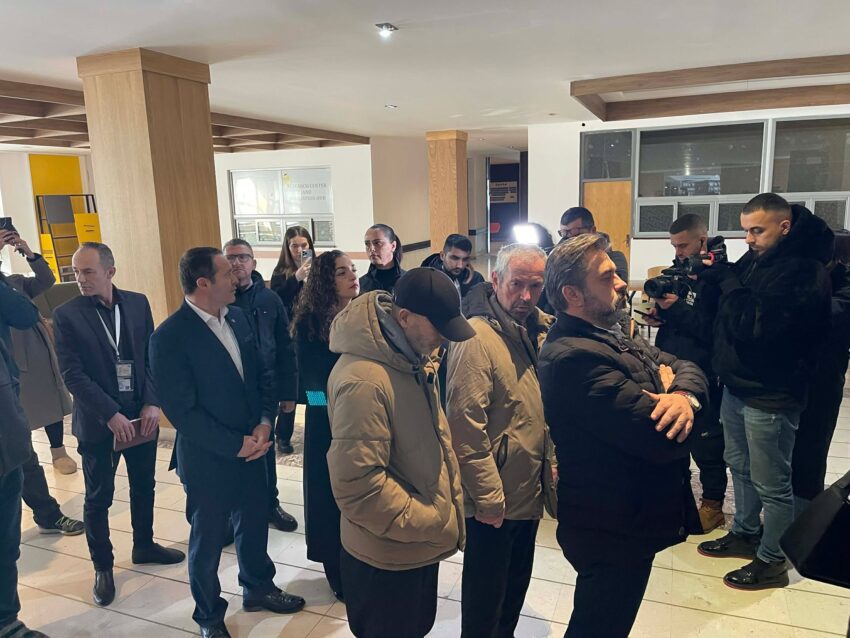 Presidentja Osmani sikurse qytetarët e tjerë, pret në radhë për të votuar