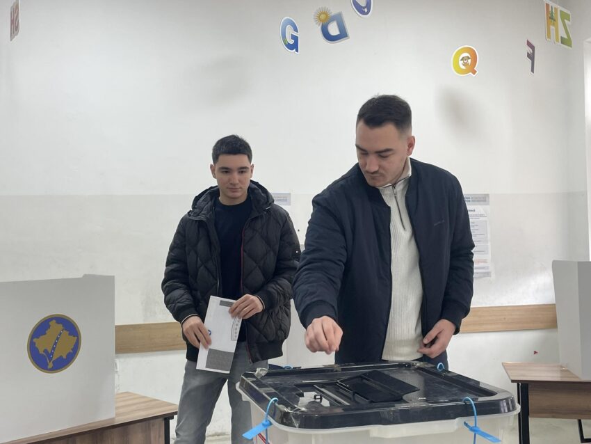 Në shoqëri të djemëve, voton bashkëshortja e Kadri Veselit