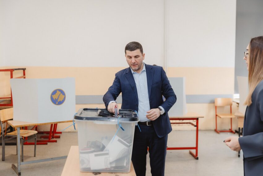 Voton Memli Krasniqi: Sot, çdo votë është një hap drejt stabilitetit dhe një të ardhmeje më të mirë