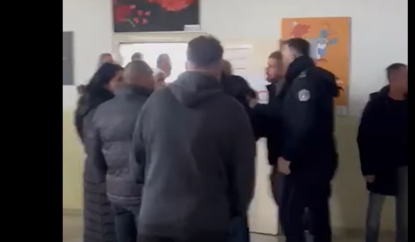 Mërgimtari bllokon derën e vendvotimit në Zhegër pasi nuk iu lejua të asistojë në votim për nënën e moshuar