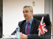 Ambasadori britanik: Moti i ftohtë nuk duhet të pengojë qytetarët që të votojnë