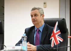 Ambasadori britanik: Moti i ftohtë nuk duhet të pengojë qytetarët që të votojnë