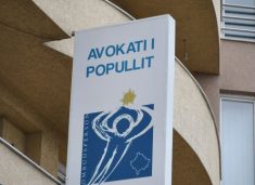 Avokati i Popullit: Personave që nuk dinë shkrim-lexim nuk po u lejohet të votojnë me asistencë