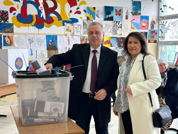 Gëzim Hazrolli voton: Dilni votoni, çdo votë është e shenjtë